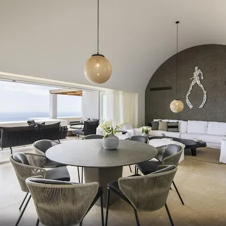 A Luxurious Retreat, Primely Located With Stunning Panoramic View! トゥルロス