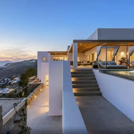 A Luxurious Retreat, Primely Located With Stunning Panoramic View! *